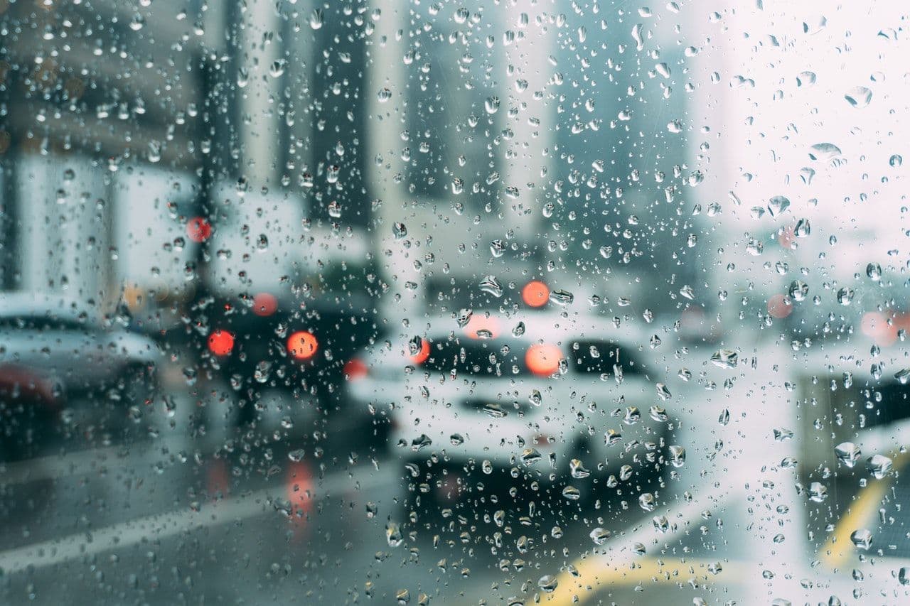 Vista de la carretera desde un coche lloviendo